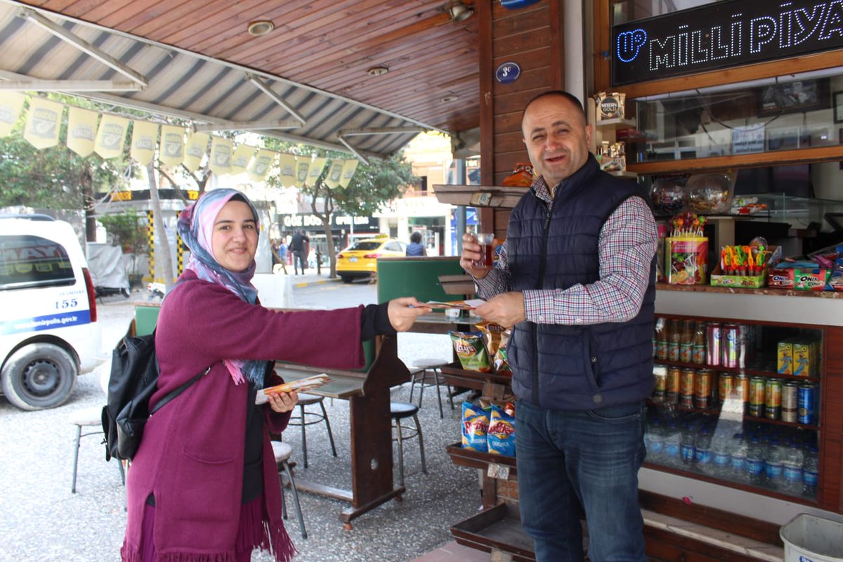 izmirKYGM's tweet photo. +1 Farkla Yaşamın İçindeyiz diyen öğrencilerimiz Buca halkına broşür dağıtarak Engelleri aşabilmek adına farkındalık yarattı.
#DownSendromuFarkındalıkGunu 
#BenimYurdumKYK 
#KYKDeğerKatar https://t.co/Y9cCmMgyJJ