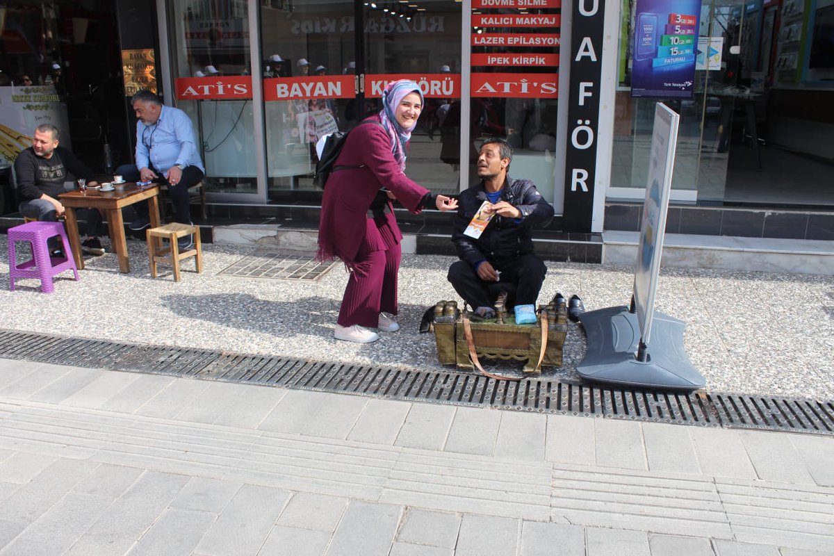 izmirKYGM's tweet photo. +1 Farkla Yaşamın İçindeyiz diyen öğrencilerimiz Buca halkına broşür dağıtarak Engelleri aşabilmek adına farkındalık yarattı.
#DownSendromuFarkındalıkGunu 
#BenimYurdumKYK 
#KYKDeğerKatar https://t.co/Y9cCmMgyJJ
