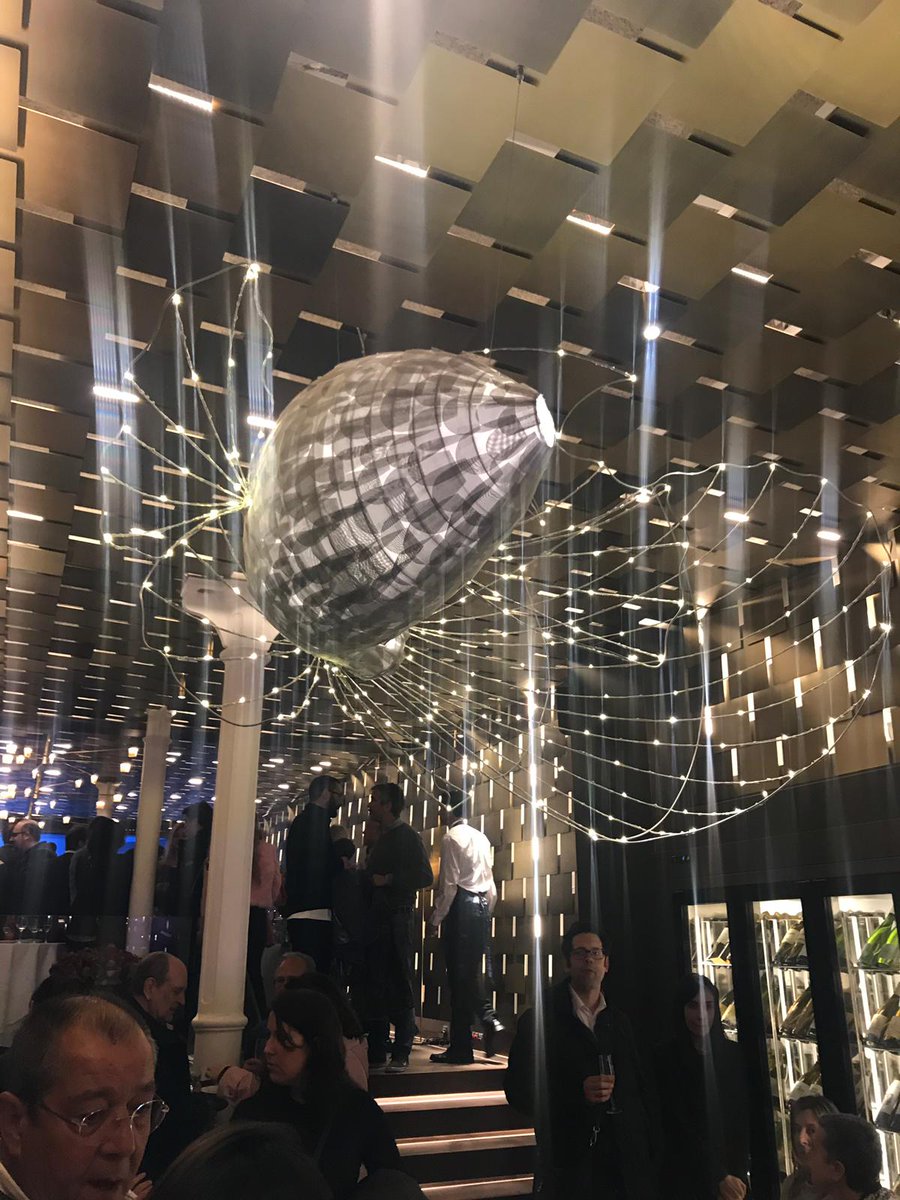 Finsaarquit's tweet photo. Inauguración ayer del restaurante #Koma en #Barcelona. Luminaria con #MallaMetálica modelo #Alphamesh de @Finsaarquit. https://t.co/7EVVtNWjqr