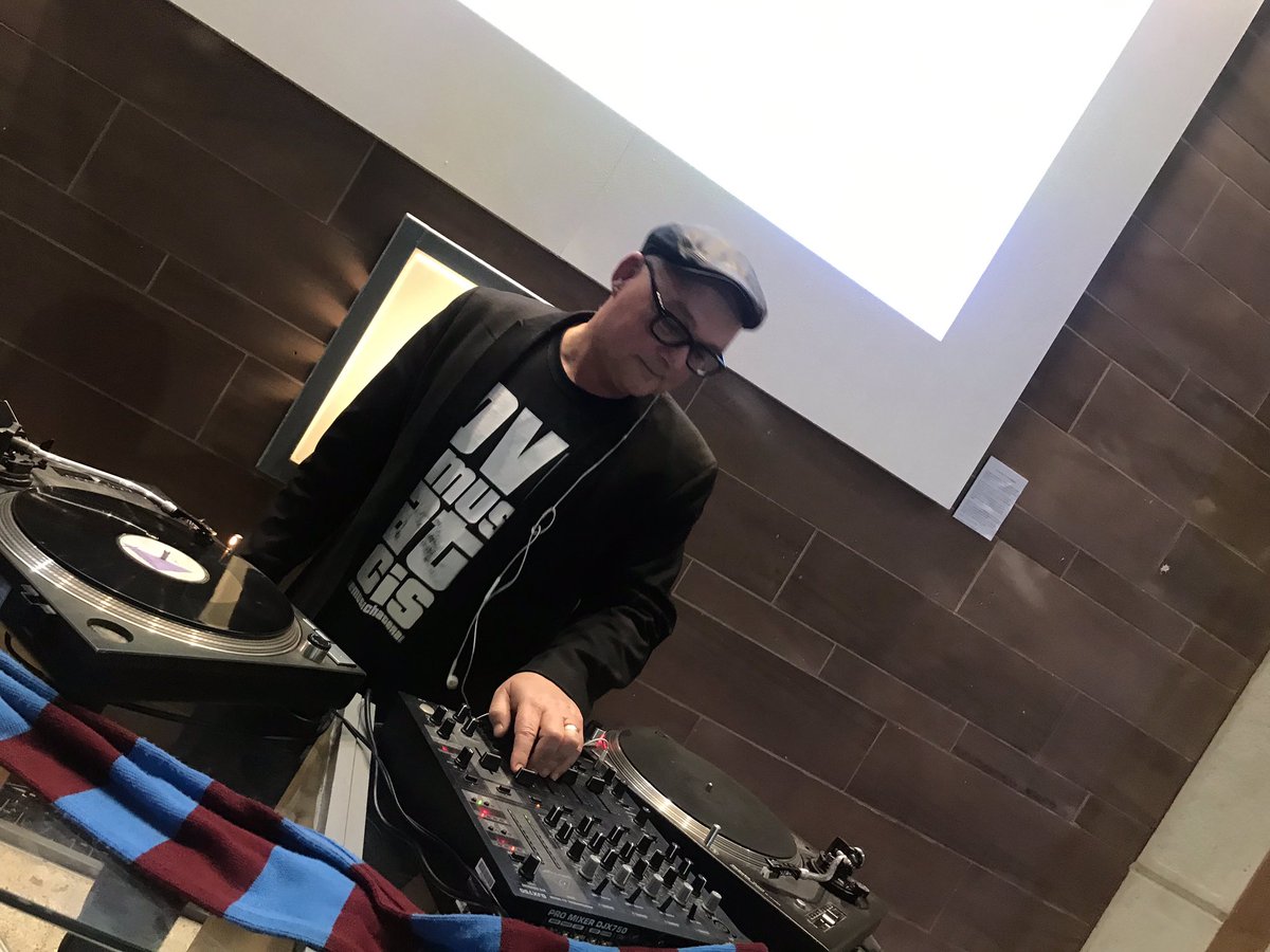 SimonPeterGreen's tweet image. a great day at our EXPOSURE photography festival yesterday &amp;amp; I played two DJ sets  - a downtempo vinyl set at @alanwdenyer &amp;amp; an arse wiggle party CDJ set at @DrapersBar ... good times in the dj booth @cu_exposure #cuphexposure #coventry #LAHAD