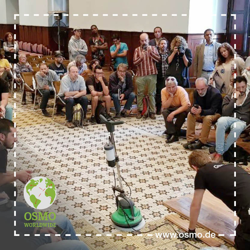 Santiago – Chile! Auch unser FloorXCenter kam zum Einsatz in der dritten Schulung auf der Osmo Tour 2019. Viele begeisterte Handwerker und Osmo-Interessierte konnten ihn sich vor Ort anschauen und direkt sehen, wie einfach die Verarbeitung mit seiner Hilfe ist. #osmo #Chile