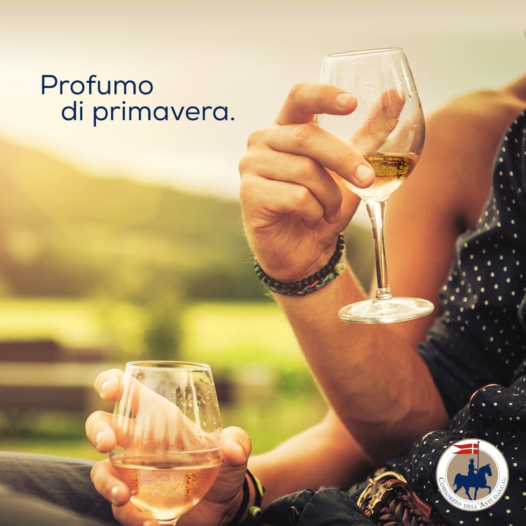 ConsorzioAsti's tweet photo. Diamo il benvenuto alla primavera con un brindisi con l’ASTI Secco, l’ASTI Dolce e il MOSCATO D’ASTI! Le loro note floreali sono perfette per ogni momento, dall’aperitivo al dolce ;) https://t.co/oRNSw1MyO3