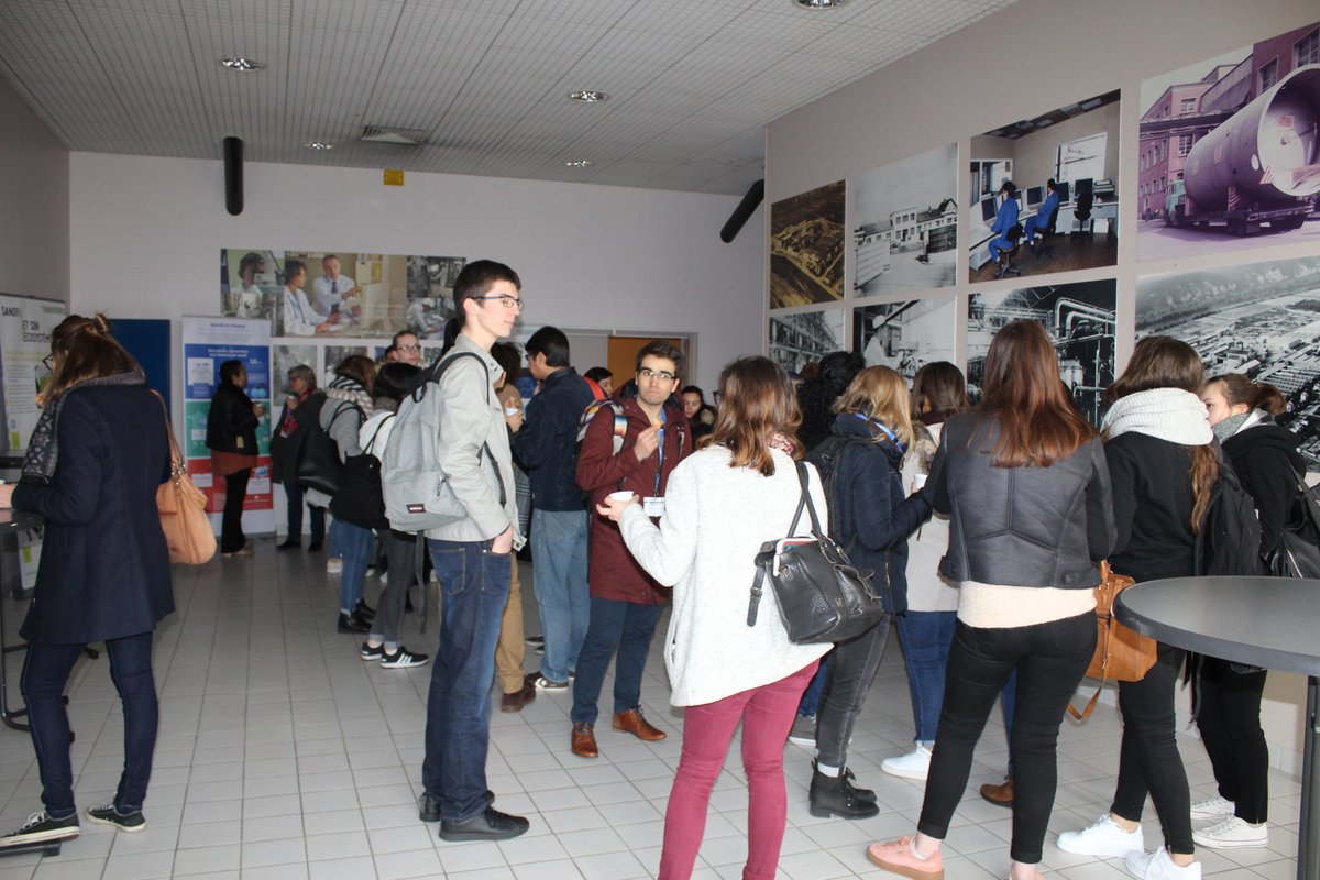 SanofiFR's tweet photo. [#SemaineIndustrie] Sur notre site de #SaintAubinLesElbeuf, 5⃣0⃣ étudiants en formation "Génie #Physique &amp; Biologique" à l'#ESITECH ont découvert à l’échelle industrielle la #production par fermentation ⚗  grands volumes !

#industrie #industrie40 #FrenchFab #Rouen #Normandie https://t.co/8hAslZtqwW