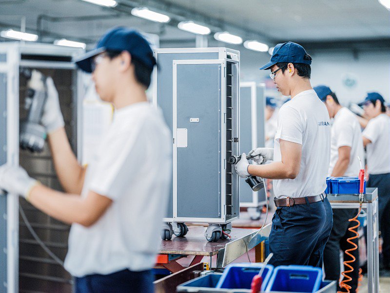Safran_Cabin's tweet photo. [#keynumber]
@Safran_Cabin produit +/- 1️⃣0️⃣0️⃣ 0️⃣0️⃣0️⃣ trolleys par an. Le nombre exact pour 2018 est de 107 843 ! La clé du succès de notre production est la satisfaction de nos clients, en assurant qualité et durabilité de nos produits. #trolleys https://t.co/OexHCv2XAX