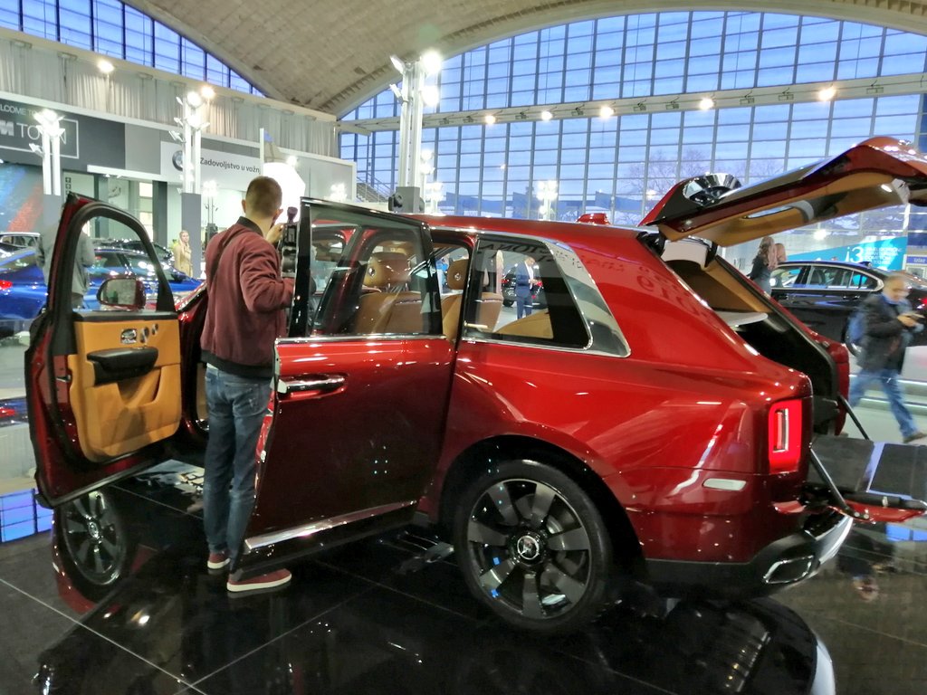 LidijaPiroski's tweet photo. This new #Cullinan is to be driven directly to... Africa
Do you agree @frank_tiemann 😉
#RolllsRoyce @Vrele_Gume https://t.co/zbHIQ66s85