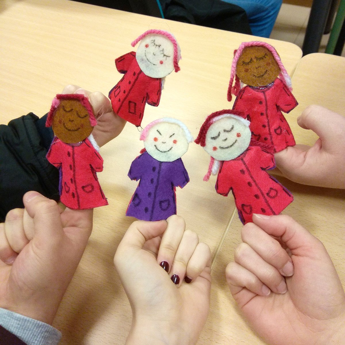 TICreando4's tweet photo. Hoy nuestras compañeras han dedicado la asamblea al racismo, algo que no podemos permitir que se de en nuestras futuras aulas. ¡Nos han encantado las marionetas! #mmtic2 https://t.co/2PdrYLR6FX