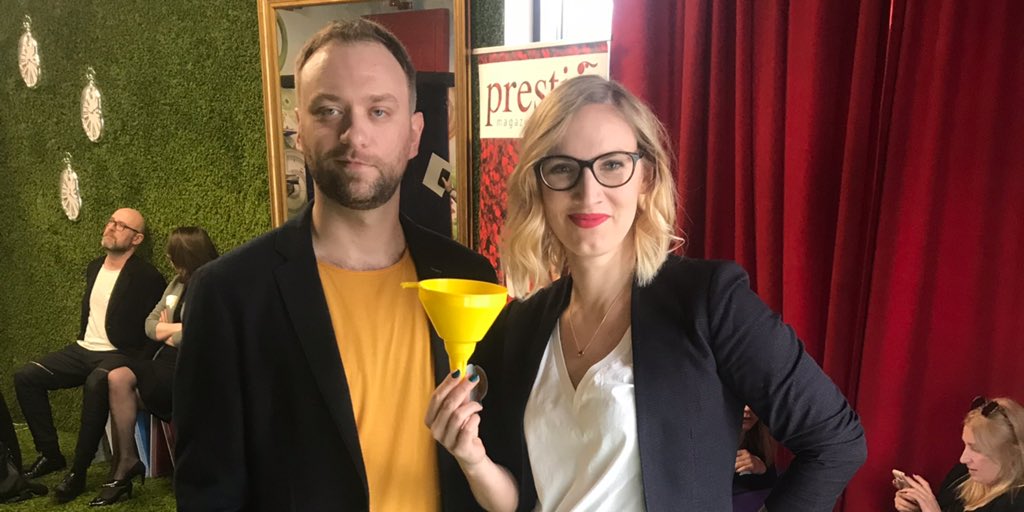 Beeffective - Digital Marketing Agency (@beeffectivepl) on Twitter photo Meldujemy się na #SocialMediaShow 2019 🔥
Przed nami dzień pełen wystrzałowych prelekcji, ale najbardziej czekamy na wystąpienie o godz. 11:00 „Z pustego i Salomon nie naleje – czyli o lejku sprzedażowym w social media”, podczas którego wystąpią Anna Skora i <a href="/tom_piotrowski_/">Tomek Piotrowski</a> 🐝 Meldujemy się na #SocialMediaShow 2019 🔥
Przed nami dzień pełen wystrzałowych prelekcji, ale najbardziej czekamy na wystąpienie o godz. 11:00 „Z pustego i Salomon nie naleje – czyli o lejku sprzedażowym w social media”, podczas którego wystąpią Anna Skora i <a href="/tom_piotrowski_/">Tomek Piotrowski</a> 🐝