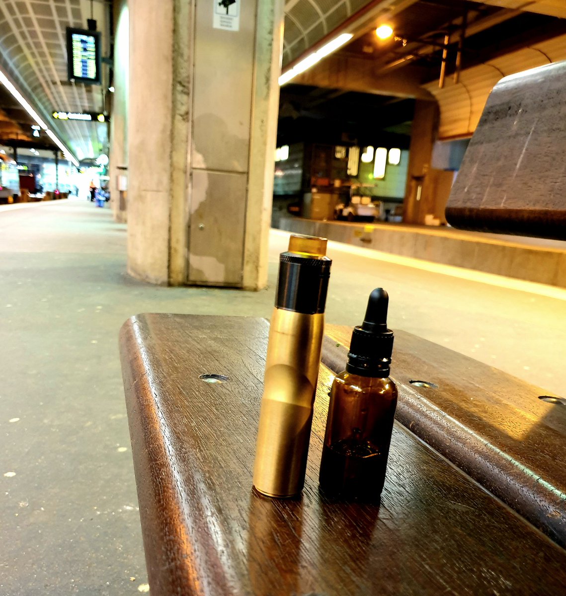 VapingHobgoblin's tweet photo. Waiting to get home from #stockholm. Taking my time to enjoy a #vape. Can't go wrong with the #THCTauren topped with the #DropDeadRDA and #DGMAmber on the inside ❤🙏😍 https://t.co/9oUAvJzvUp