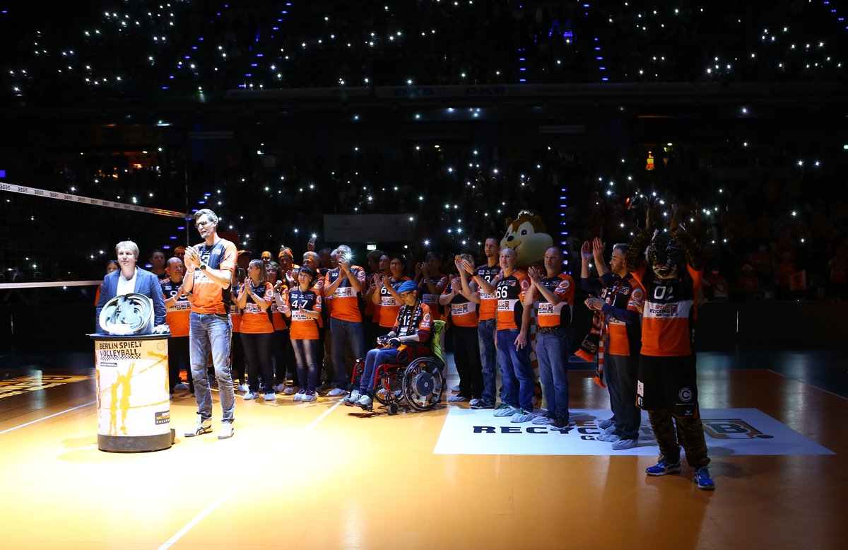 BRVolleys's tweet photo. 🧡 10 Jahre | 10 Highlights 🖤
📸 Rückblick | Teil I
18. Oktober 2018 #VolleysComingHome
31. Oktober 2018 #HalloweenParty
#BRVolleys #Volleyballtempel https://t.co/6pOAubKlyq