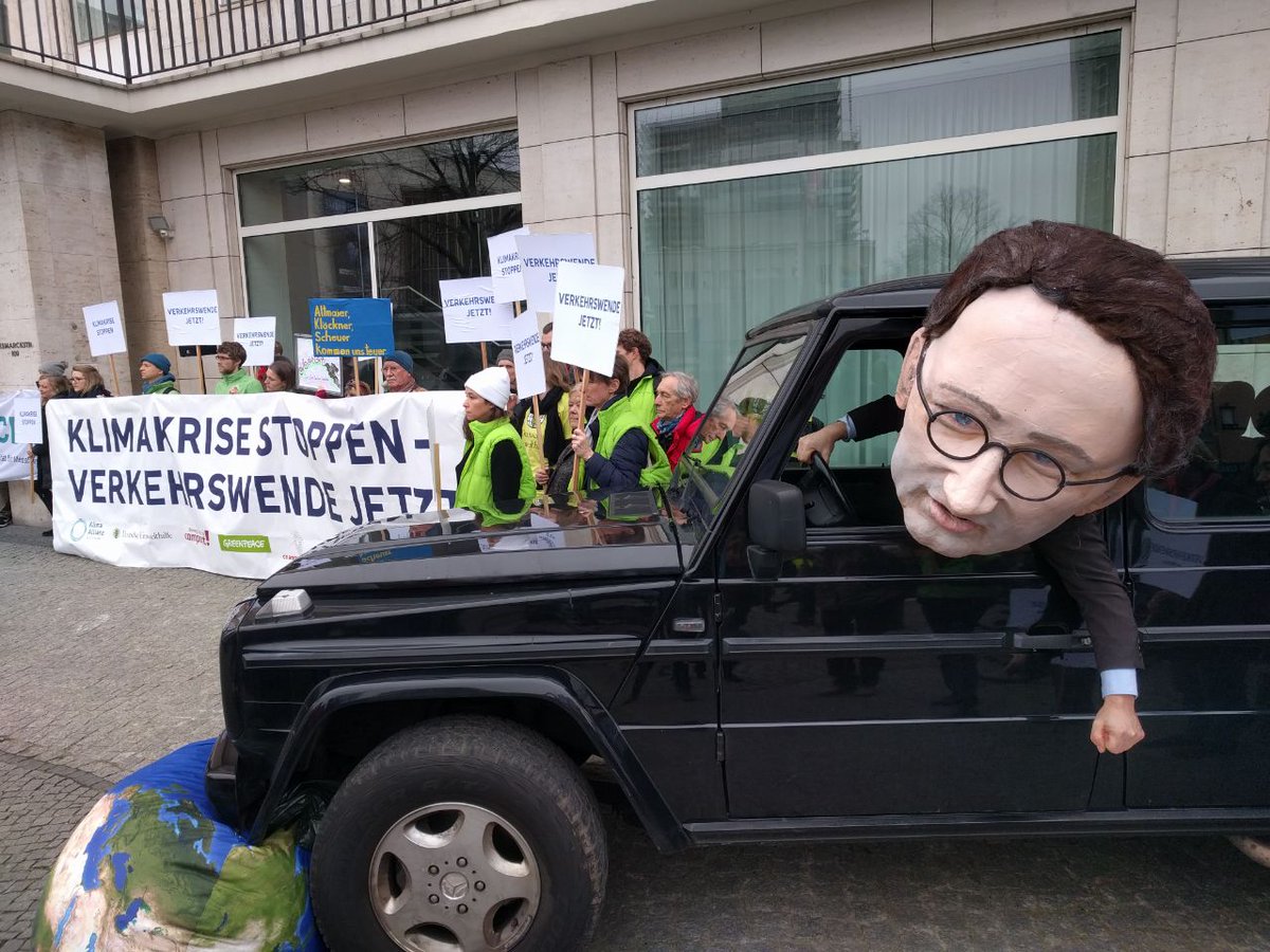 campact's tweet photo. Die #Verkehrskommission soll der Regierung einen Klimaschutz-Plan vorlegen - doch Minister @AndiScheuer sabotiert ihre Arbeit. Zur heutigen Sitzung fordern wir in Berlin mit anderen Umweltverbänden: Klimakrise stoppen - #Verkehrswende jetzt! https://t.co/Myp7dpGjsh