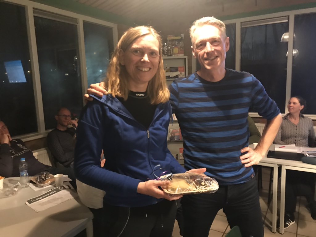 GVAVTriathlon's tweet image. Tijdens de ALV mocht Cindy Visser de titel ‘vrijwilliger van het jaar’ in ontvangst nemen. Voorzitter Gerard overhandigde haar een presentje van de @KaaskopGrunnen Ze werd zo in het zonnetje gezet voor haar ‘vrijwillige’ inzet het afgelopen jaar.