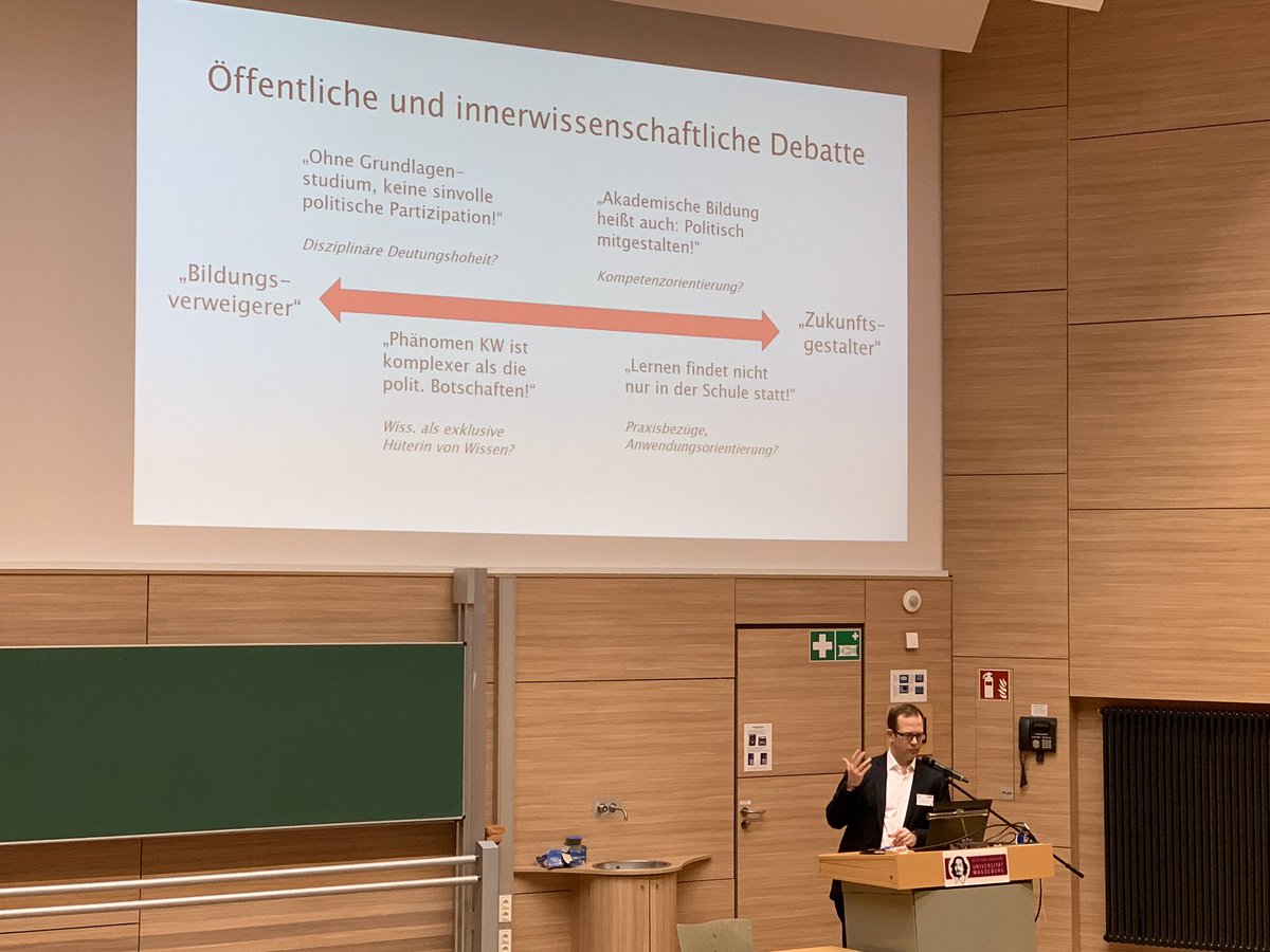 ELAI_tim's tweet photo. #fff als Beispiel aus Prof. Pohlenz‘ Not-Keynote für die Relevanz des Tagungsthemas der #gfhf2019 „Transformation der Wissenschaft - Transformation der Gesellschaft“. #Hochschulforschung #foodforthought #Fridays4Future https://t.co/JKL7rY0YjE