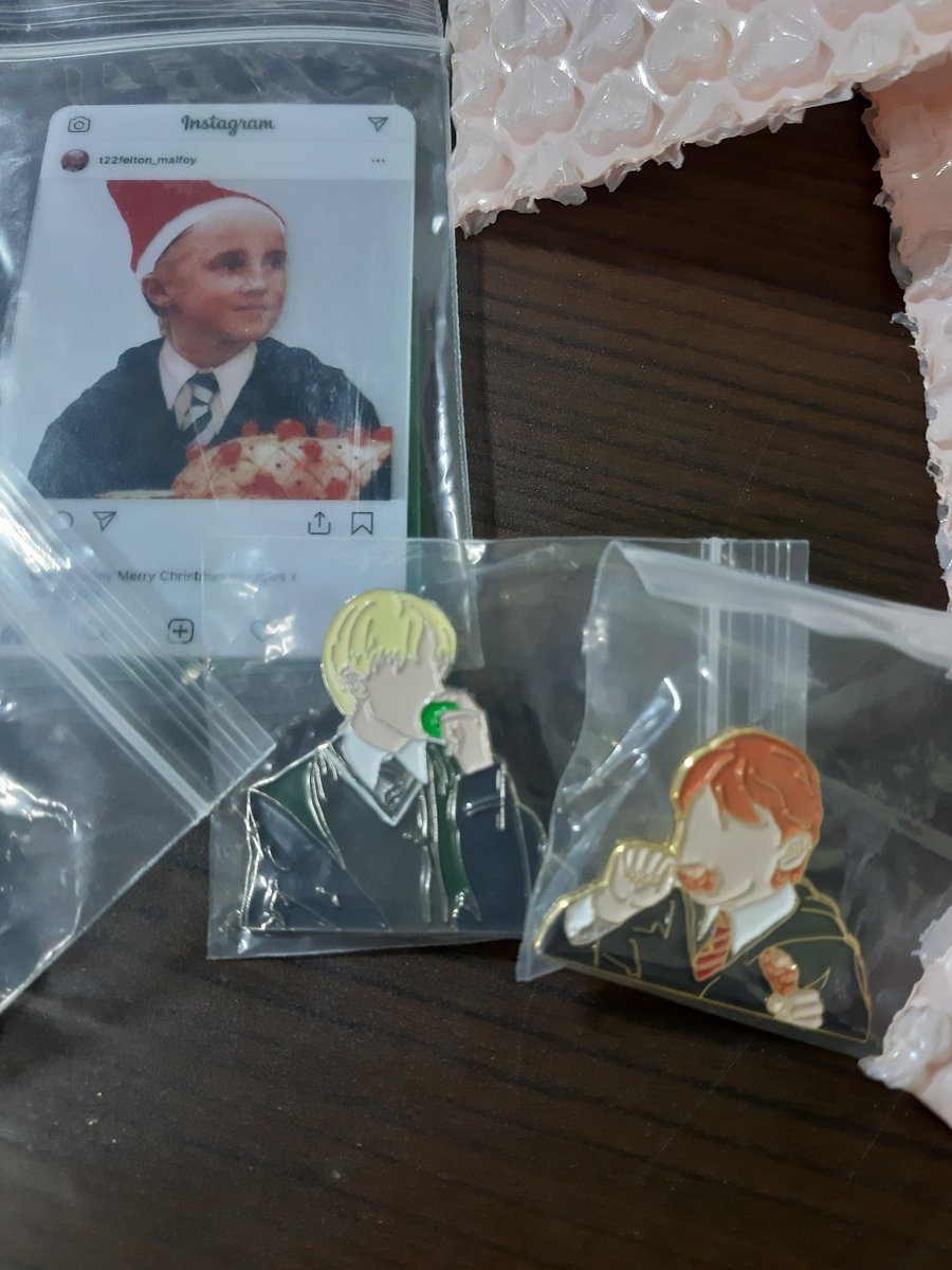 weasley_pins's tweet photo. 말포이 뱃지 실사가 정말 예뻐서ㅠㅠㅠ그리고 이 샵의 다른뱃지들 공구문의도 들어오기도 해서 재공구 의향이 있긴 하나 그때는 오너에게 재고문의랑 예상배송일을 꼭 두번씩 물어보고 진행할예정입니다..이번에 정말다들 고생많이하셨어요ㅠㅠ https://t.co/zNO12cC47E