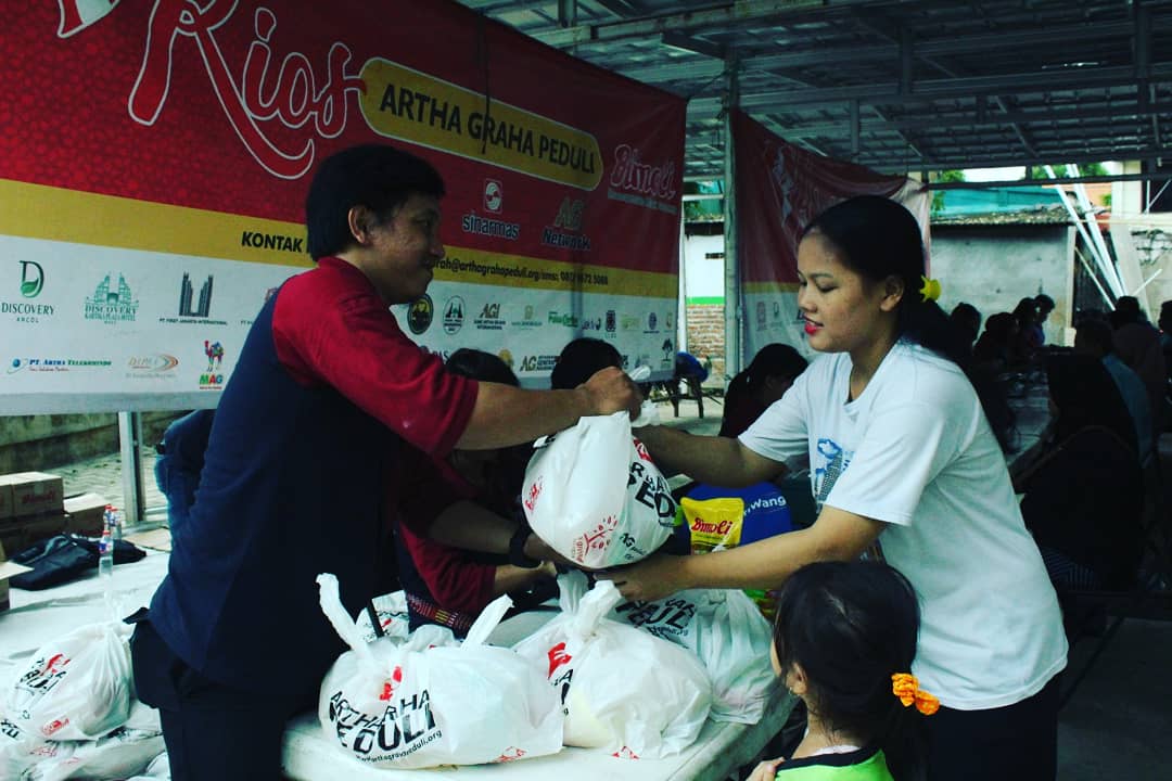 agpeduli's tweet photo. Artha Graha Peduli bekerjasama dengan Kodam Jaya melakukan kegiatan #Pasarmurahagp di wilayah Jatinegara dalam rangka Netralitas TNI dan Memelihara Kondusifitas Wilayah Menjelang Pemilu tahun 2019 #agppasarmurah #agpeduli https://t.co/7RZtuify2h