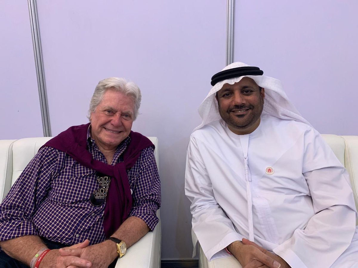 سعادة عيسى هلال الحزامي الأمين العام لمجلس الشارقة الرياضي خلال لقاءه مع الفنان حسين فهمي السفير الدولي للأولمبياد الخاص خلال تتويج الأبطال في الأولمبياد الخاص بأبوظبي