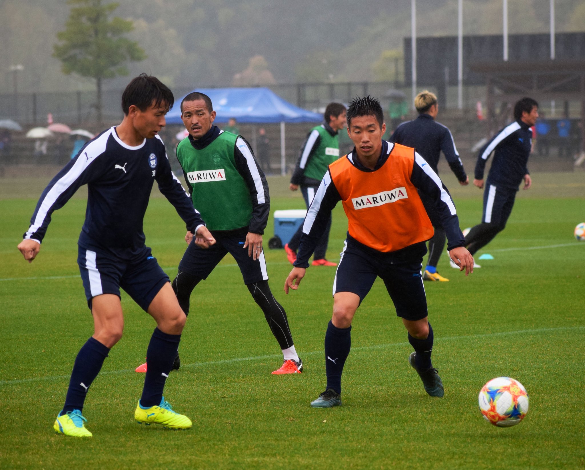 鹿児島ユナイテッドfc 今日は 鹿児島県立サッカーラグビー場 でトレーニングでした 練習後は Fmぎんが 試合告知 八反田康平 選手 エルゴラッソ 大西勝俉 選手取材を受けました 雨 の降る中 多くの方が見学にきて頂き ありがとうご