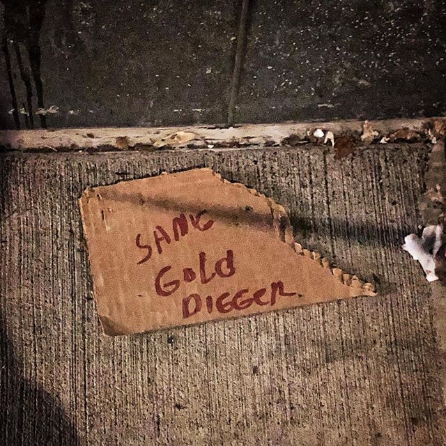 EagleEyez's tweet photo. Cardboard message, found on the street. #nyc #newyorkcity #streetphotography #random #golddigger #lostmessages https://t.co/WEXi8TOhWI https://t.co/gd6GzL3h18