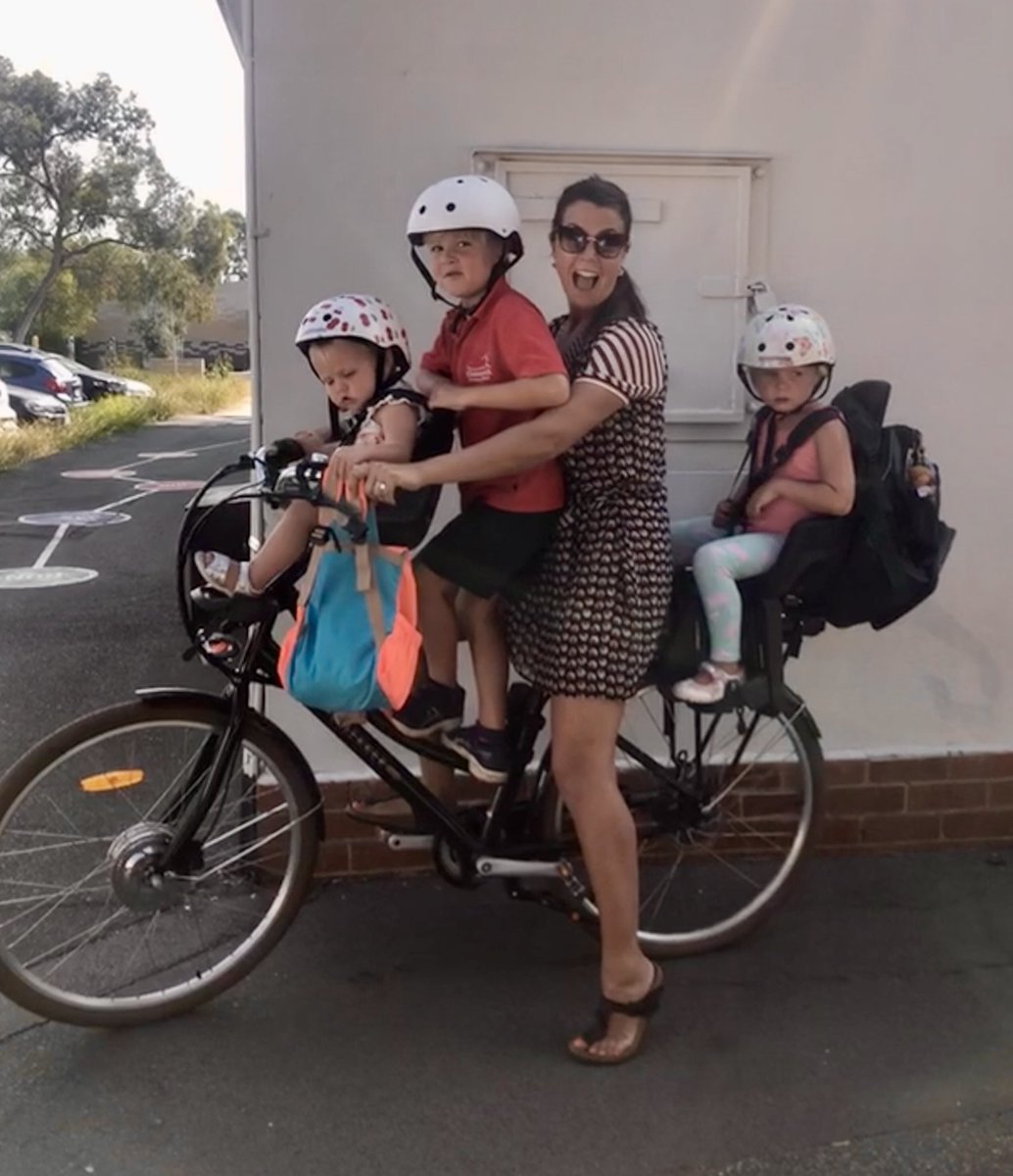 GlennRiseley's tweet image. My wife just sent me this pic of her doing school pick up today ❤️🙌🏼 🚲 #TheySeeMeRollin #CarOfTheFuture #ActiveTransport #health #electricbike #cycling #sustainability #Ride2School @bicycle_network @LEKKERbikes @HeadUpLabs #Melbourne
