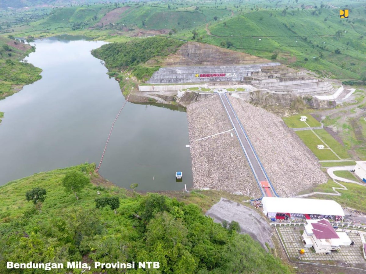 jokowi's tweet photo. Sampai 2015, Indonesia memiliki 231 bendungan, yang hanya menjangkau 11% wilayah pertanian. Bandingkan dengan China yang punya 110.000 waduk. Empat tahun ini, kita bangun 65 bendungan, sebagian sudah selesai. 

Jumlahnya memang masih jauh dari memadai, tapi kita sudah memulai. https://t.co/8Pt4ODfu07