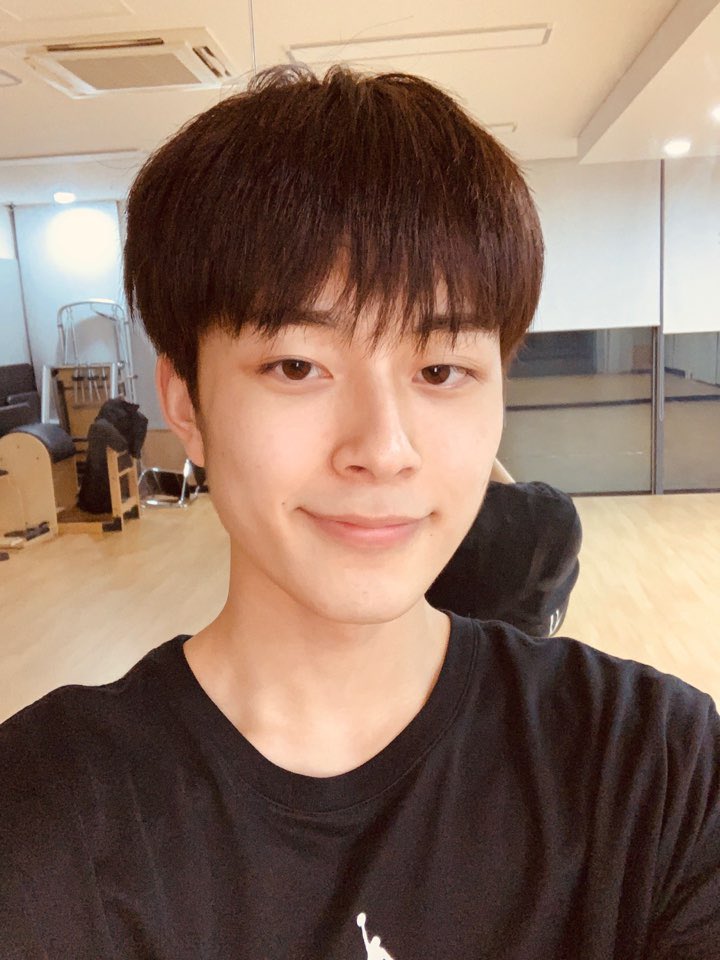 CUBE_YOOSEONHO's tweet photo. [#유선호] 여러분들 오랜만이여유 보고싶어우ㅜㅜㅜ https://t.co/AEnmGjhIoU