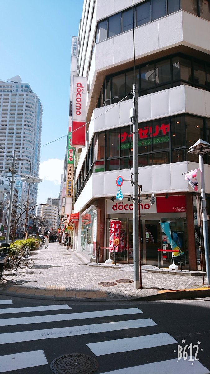 k_kinoshita10's tweet image. 『CANOPUSへの行き方⭐』

池袋駅C6出口を出ていただいて、直進方向とは逆に歩く。

そうするとドコモショップとサイゼリアが見えるので、そこを右へ⭐

100メートルほど行くと左手に見えます😃4階です！

駅からも近いので分かりやすいはず🙆何かあればご質問お待ちしてます！

#ライブ
#池袋CANOPUS