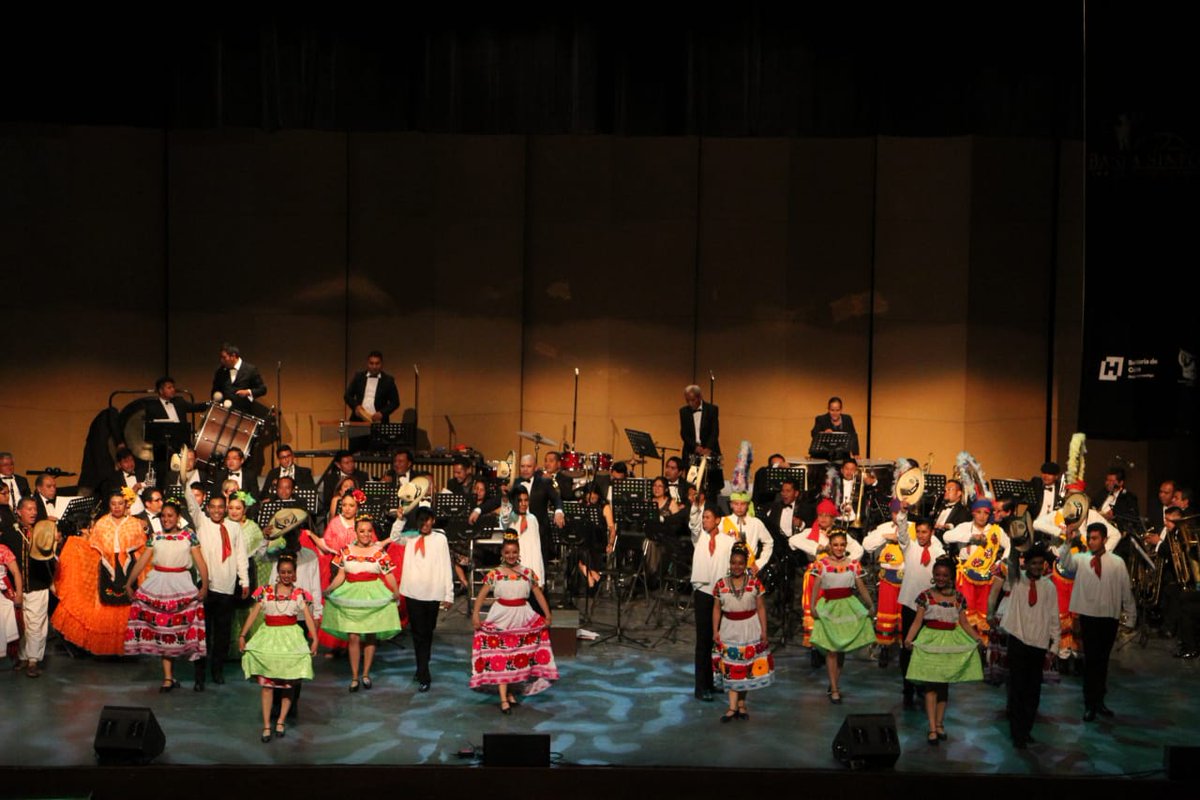 Olaff111's tweet photo. Mi reconocimiento y felicitación a todos los músicos, solistas, coros, orquestas y bailarines que participaron en este #MagnoConcierto por el #118Aniversario de la Banda Sinfónica del Estado de Hidalgo en el @GotaDePlata_.
¡Talento #OrgulloHidalguense! 👏🏼 https://t.co/1iI0iDekto