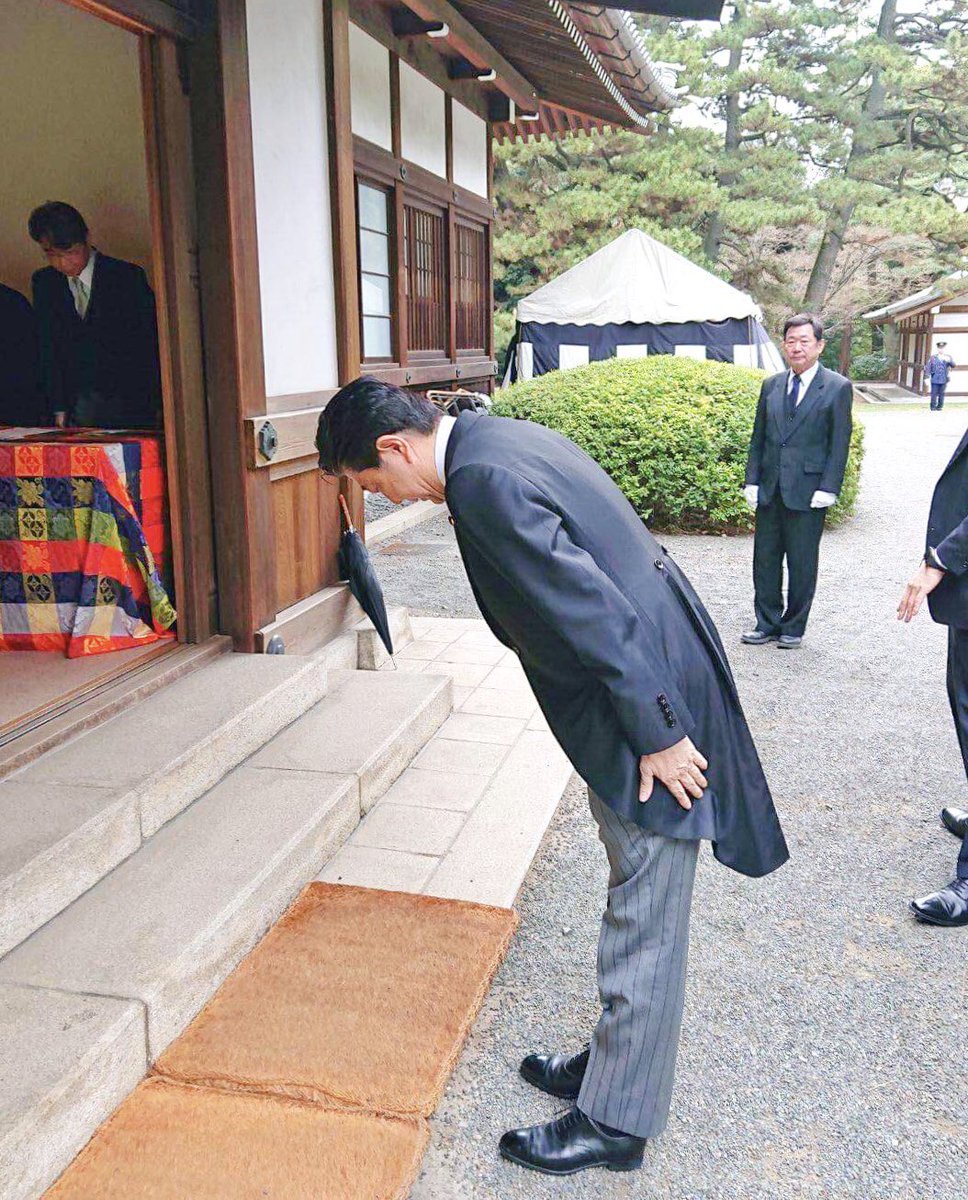 春分の日に当たり、宮中に参内し、春季皇霊祭の儀、春季神殿祭の儀に参列いたしました。
長い歴史の中で培われた豊かな文化と伝統の下に、今日の私たちがあることに深く感謝の念を捧げるとともに、皇室の益々の弥栄と五穀豊穣をお祈りいたしました。