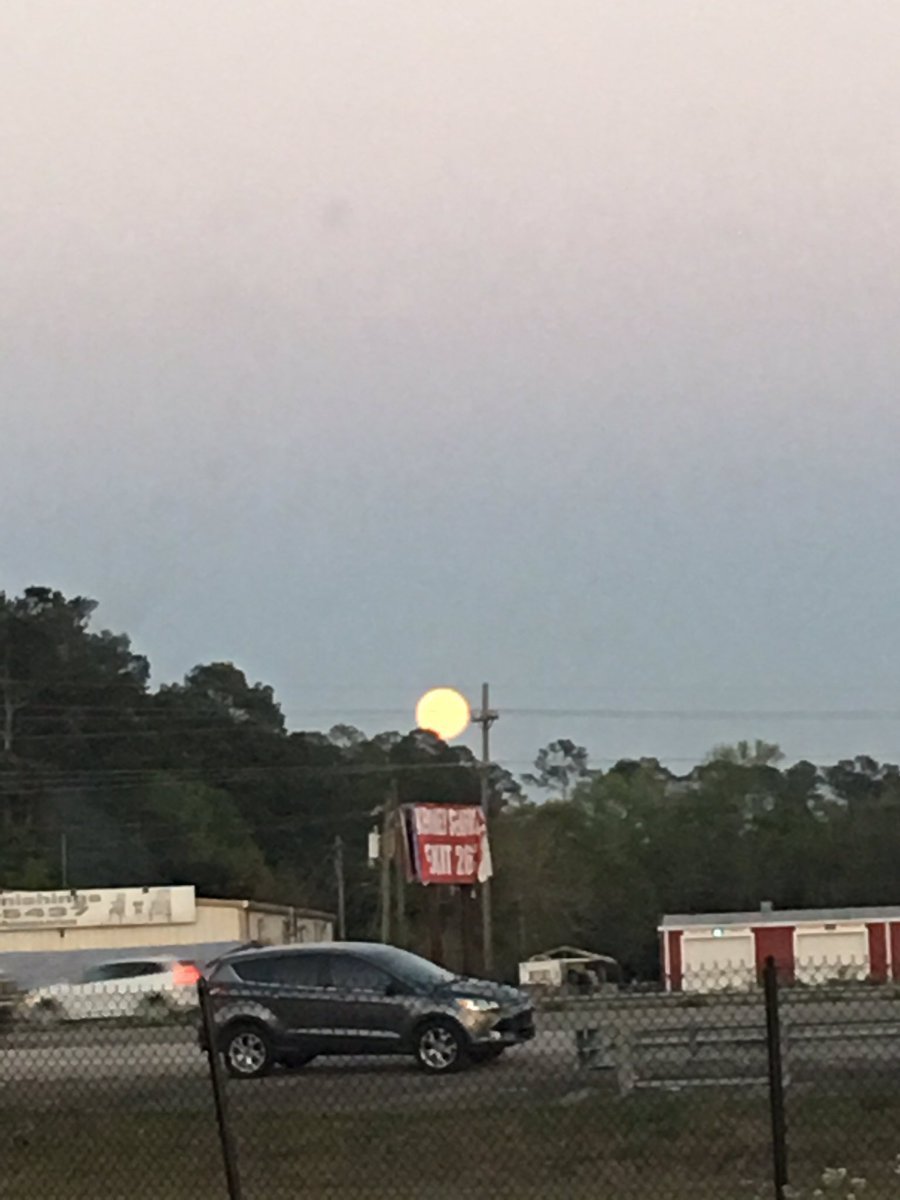 RussianCajun's tweet photo. That was very interesting moon tonight 🤔 https://t.co/MPbS9Dn8xV