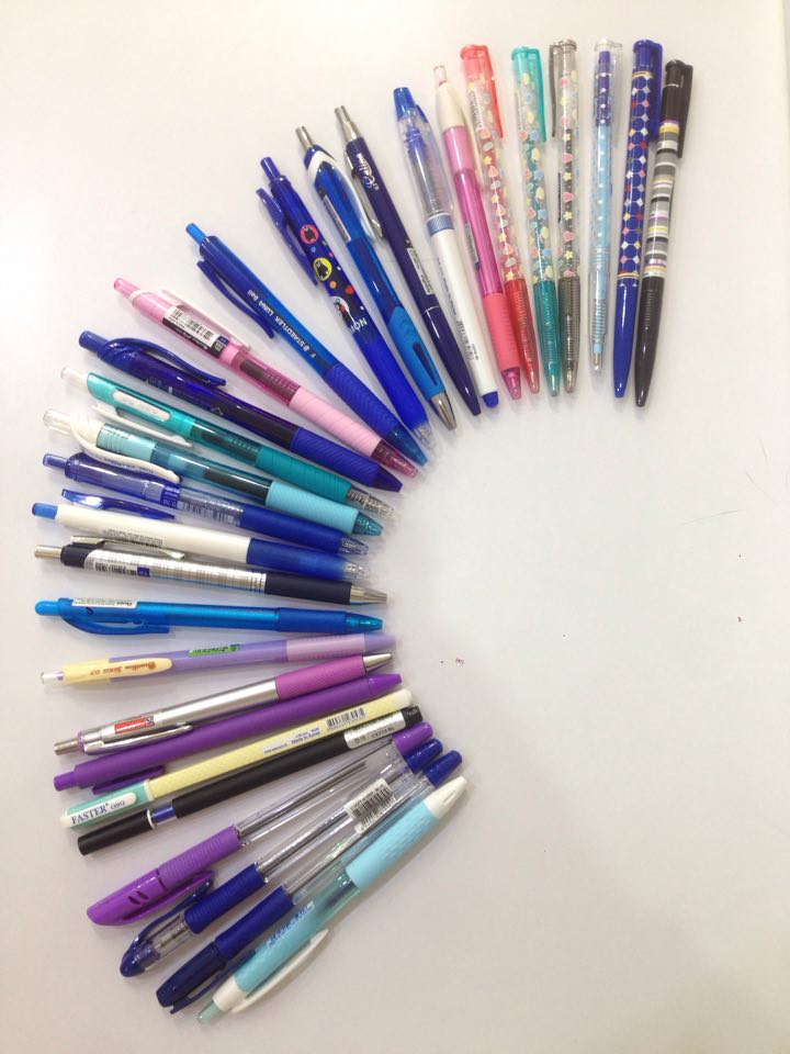 Natpoppk's tweet photo. ถ้าหมึกเจล 0.38 ยกให้ Uni Ball Signo เป็นอันดับ 1 
0.38 ลูกลื่นยกให้ Dotty Dot Faster 
0.5 หมึกเจล ให้ Quantum Daiichi Dolly มาแรงอันดับ 1 
อันดับรองคง Papermate เพราะ แห้งไวไม่ค่อยเลอะเท่าไหร่
#รีวิวเครื่องเขียน #ปากกา #รีวิวมข #รีวิวหลังมอ #นัดพบเครื่องเขียน #รีวิวขอนแก่น https://t.co/J6IoebfjVS