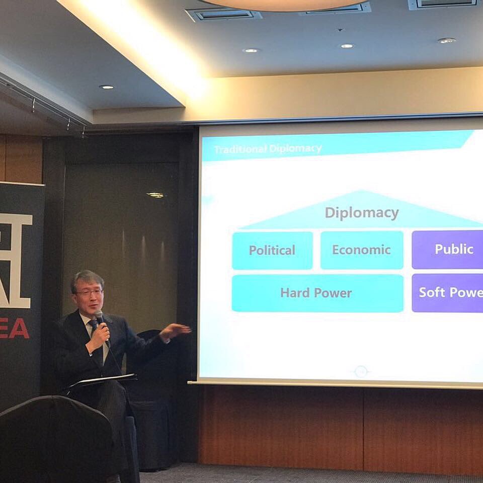 mofa_koreaz's tweet photo. #홍석인 #공공문화외교국장 #넷칼
Hong Seok-In, Director-General for Public Diplomacy and Cultural Affairs met with the Network of Korean-American leaders (#NetKal) to discuss “Public Diplomacy and the Peace Process on the Korean Peninsula.” https://t.co/wRUF8gsWch