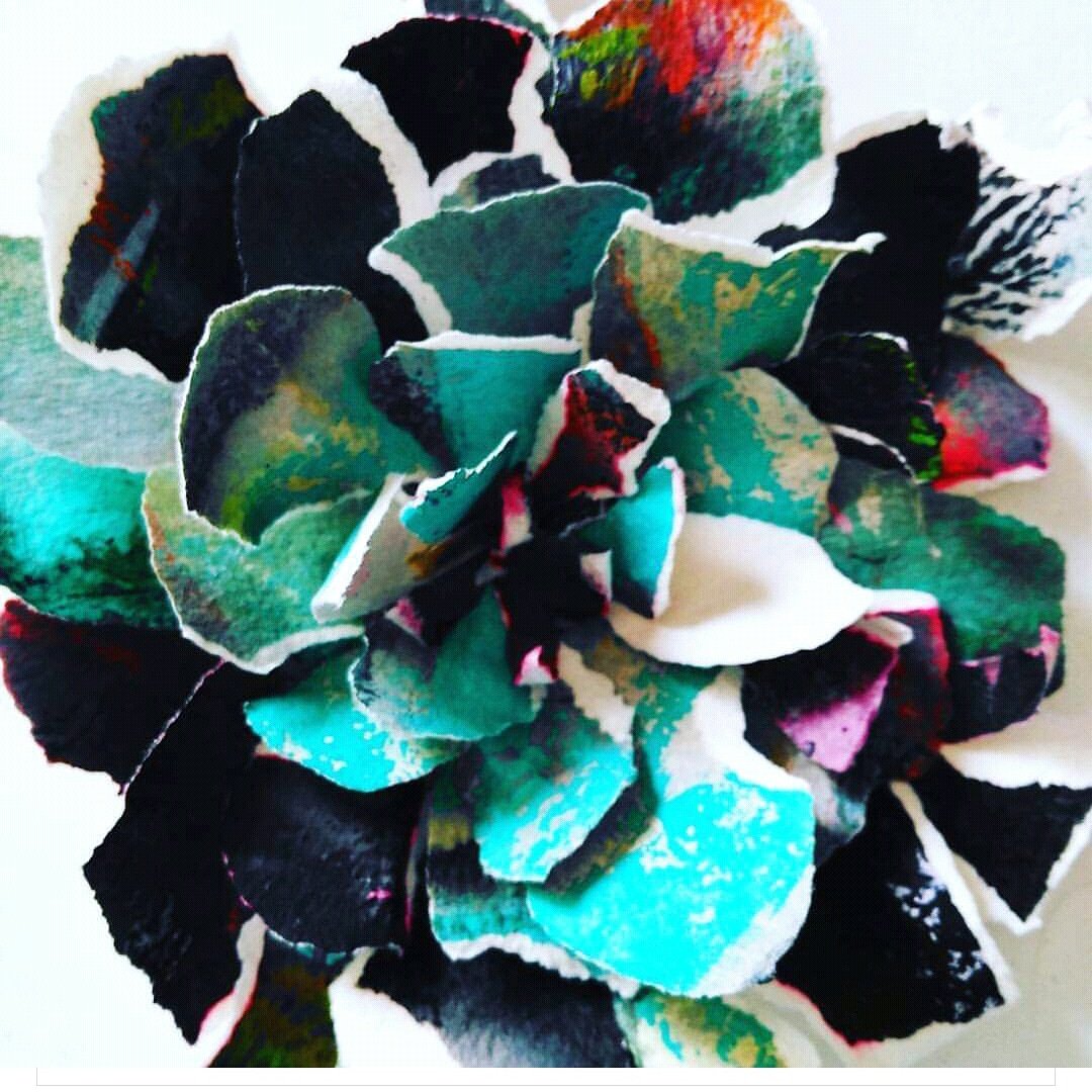 #Felizprimavera
De la serie #brotadas 
resultado de la destrucción de obras realizadas con diferentes técnicas posteriormente brotadas en forma de flor.🌼 #flor #brotadas #rasgadoamano #esculturapapel