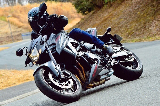 Accela バイク記事紹介 Twitterissa スズキ Gsx S750 Absの試乗レビュー Gsx R750譲りのエンジンを積んだ俊足ネイキッドモデルgsr750の後継モデル しっかりした車体にパワフルだがトリッキーではない 胸のすくような加速感 車重 シート高 タンク 最高出力