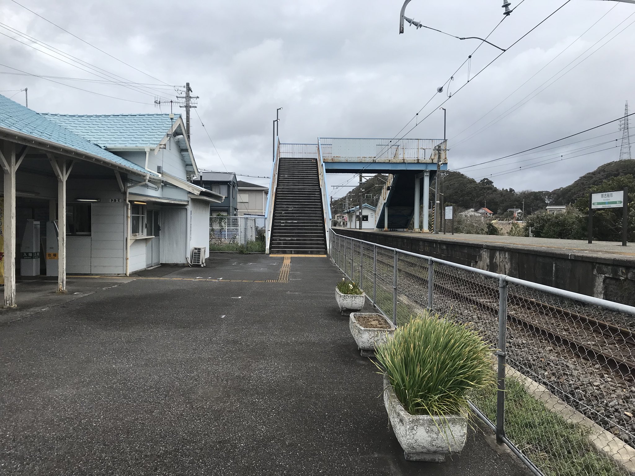 猫フライ ねこふらい 内房線 那古船形駅は無人化に先立つ3月16日に交換設備が廃止された 2番線の線路には枕木が置かれ 信号にもカバーが掛けられている 今年の夏頃には駅舎とホームの間に階段とスロープが出来る上がるという そうなると当然跨線橋は 猫フライ ねこふらい 内房線 那古船形駅は無人化に先立つ3月16日に交換設備が廃止された 2番線の線路には枕木が置かれ 信号にもカバーが掛けられている 今年の夏頃には駅舎とホームの間に階段とスロープが出来る上がるという そうなると当然跨線橋は