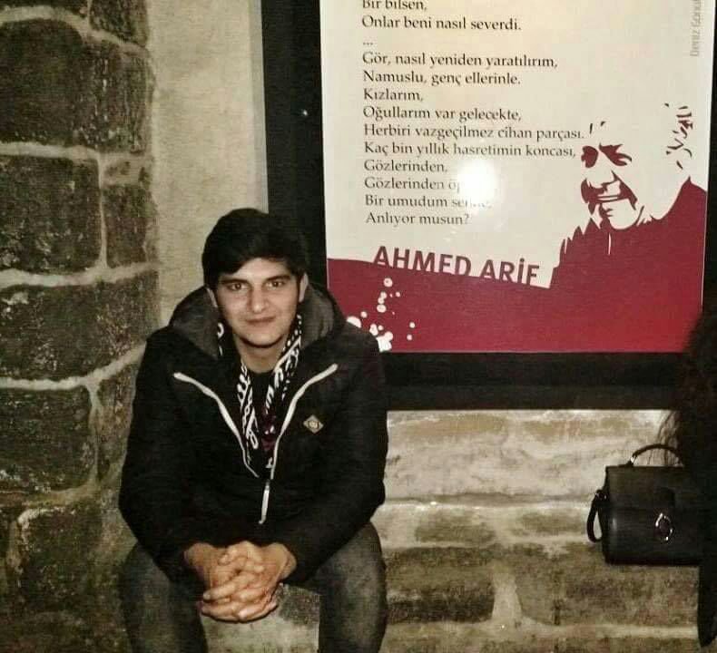 arahmangok's tweet photo. Bir 21 Mart günü apaydınlık günün sabahında, yarı çıplak #KemalKurkut, sol memesinin altından tek kurşunla vuruldu. Belki de vuran polis ile gurur duyuldu, ta ki yaşam ile ölüm arasında geçen ince çizgide, bir dakikaya sığan 26 fotoğraf karesinden 8’i yayınlanana kadar...
#Newroz https://t.co/s3WGhgzC5y