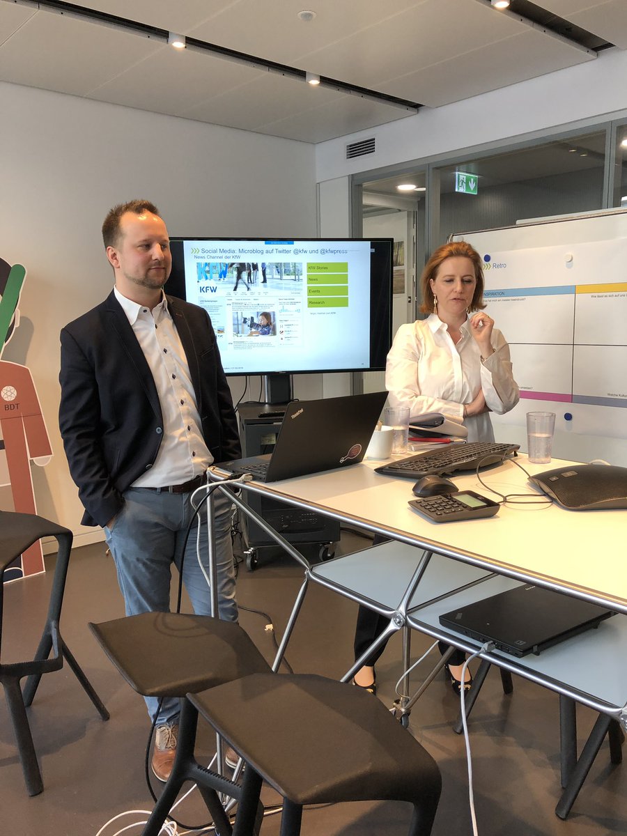 Heute ist unsere Redaktion im Digital Office @KfW_DO der KfW zu Gast. Wir schulen die Bereichsbeauftragten für Digitalisierung in neuen Möglichkeiten der Online Kommunikation 💻. #Digitalisierung #SocialMedia