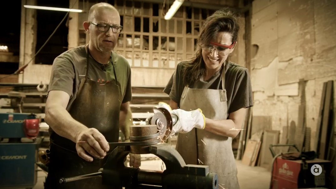 Laura Grande ens ha demostrat que allò de l'ofici de ferrer tampoc se li dóna gens malament! Va fer una esculptura homenatge a son pare, un espillet i fins i tot ferrar un cavall! (a més de mostrar-nos la bellesa de l'ofici) #MestresiAprenents 
Mira: apuntmedia.es/va/a-la-carta/…