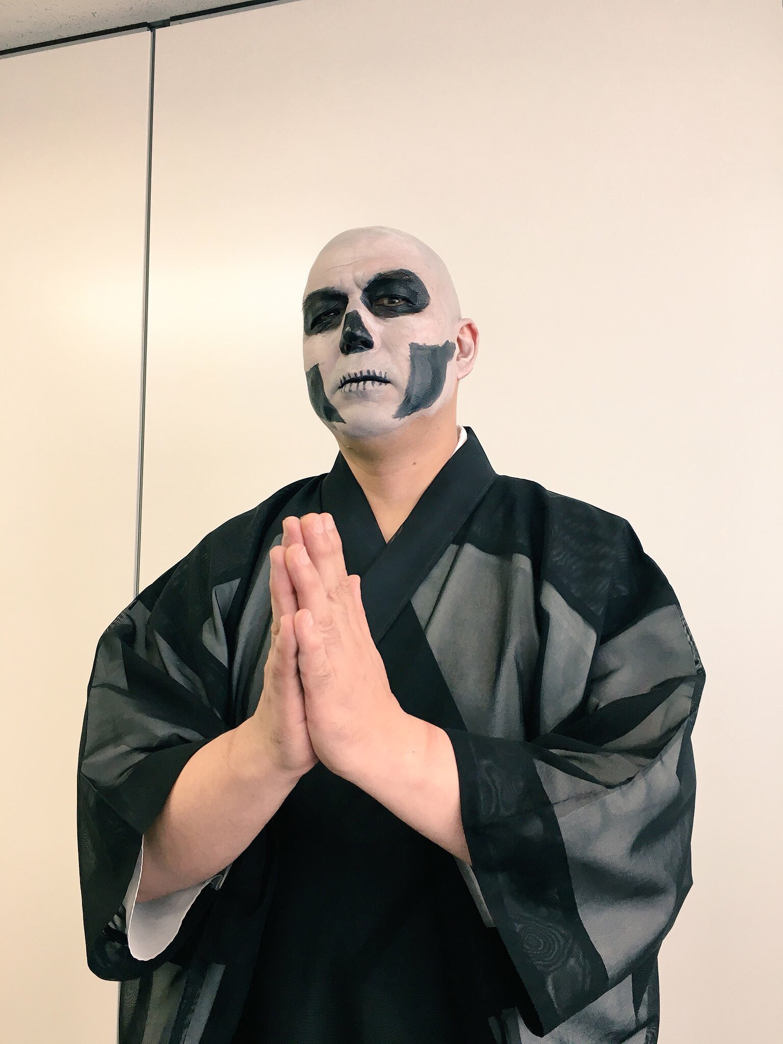 Ningen Isu 人間椅子 Official Ghostを溺愛している人間椅子の鈴木研一がパパ エメリトゥス仕様なメイクで語ったインタビューはヘドバンvol 19に掲載 Downloadfestivaljapan Ghost Ningen Isu 人間椅子 Official Ghostを溺愛している人間椅子の鈴木研一がパパ エメリトゥス仕様なメイクで語ったインタビューはヘドバンvol 19に掲載 Downloadfestivaljapan Ghost