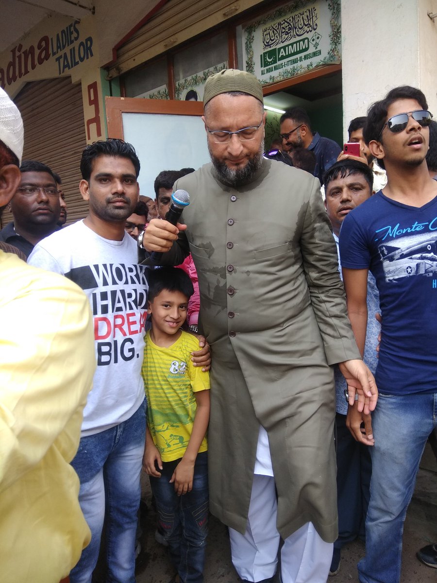 AIMIM_KISHANBGH's tweet photo. #LokSabhaElections2019 #campaign
ＶＯＴＥ ＦＯＲ ＫＩＴＥ 
#AIMIM President &amp; #Hyderabad MP Barrister Sir @asadowaisi along with sir  @mohdmoazamkhan, Corporators &amp; Party Workers did Paidal Daura from Bahadurpura to Kishanbagh and other Surrounding areas
ᵛºᵗᵉ fºʳ ᵏ'ᵗᵉ 👆 https://t.co/CGAoGeej2a