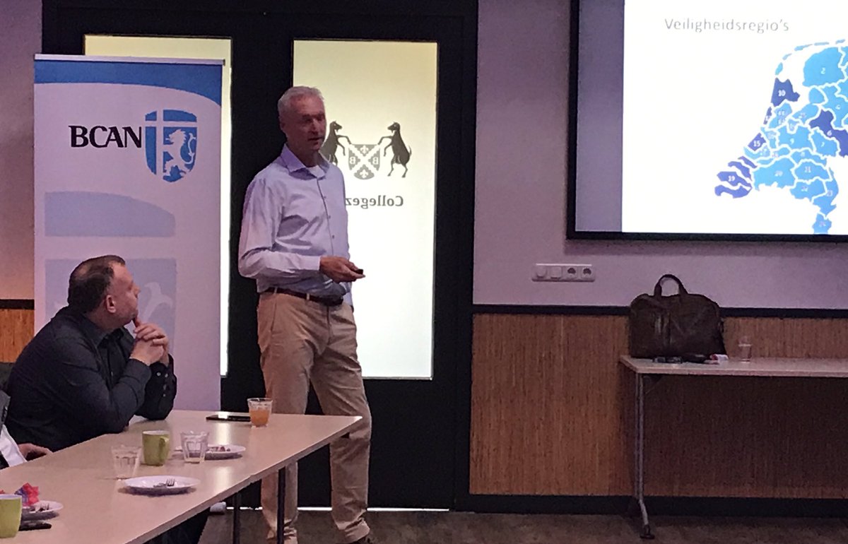 Het BCAN Netwerkontbijt @UvdGeit is begonnen... Ronald Bakker van ambulanceamsterdam.nl trapt af en neemt ons mee in de wereld achter de schermen van ambulancezorg in een grote stad...