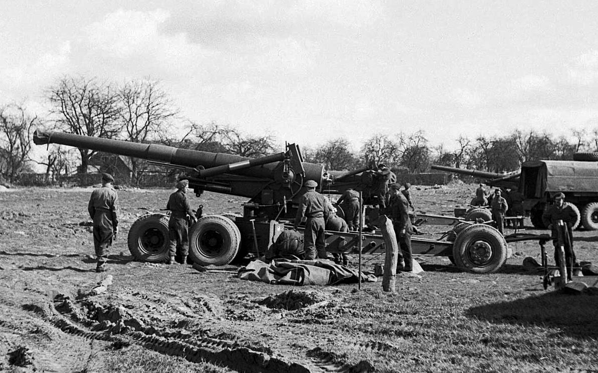 rgpoulussen's tweet photo. #OTD in 1945, Nijmegen. Two days before operation Plunder, the Rhine River crossing. Heavy guns on the site of a former Roman Fortress. #WW2 #HISTORY https://t.co/IwKqe8h0iZ