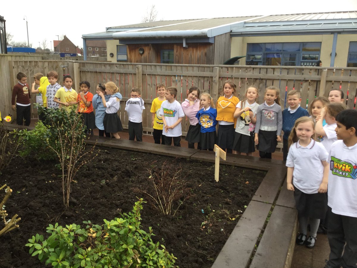 RCS_MrsBray's tweet photo. @RCS_main @PeleTrust Ash Class had a brilliant afternoon sorting our garden with Miss Adams as part of their work in PSHE yesterday afternoon! It is looking fantastic already! https://t.co/DkGOr0lBox