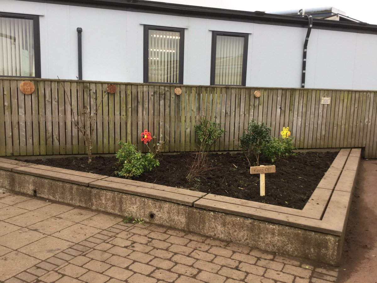 RCS_MrsBray's tweet photo. @RCS_main @PeleTrust Ash Class had a brilliant afternoon sorting our garden with Miss Adams as part of their work in PSHE yesterday afternoon! It is looking fantastic already! https://t.co/DkGOr0lBox