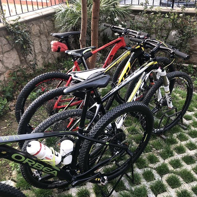 Bisikletcom's tweet photo. Herkes geldi ise, başlıyoruz. #bisikletcom  #shimanoservicecenter #orbea #orbeaalma #scottscale #wilier101x https://t.co/kB0n6gYUDB