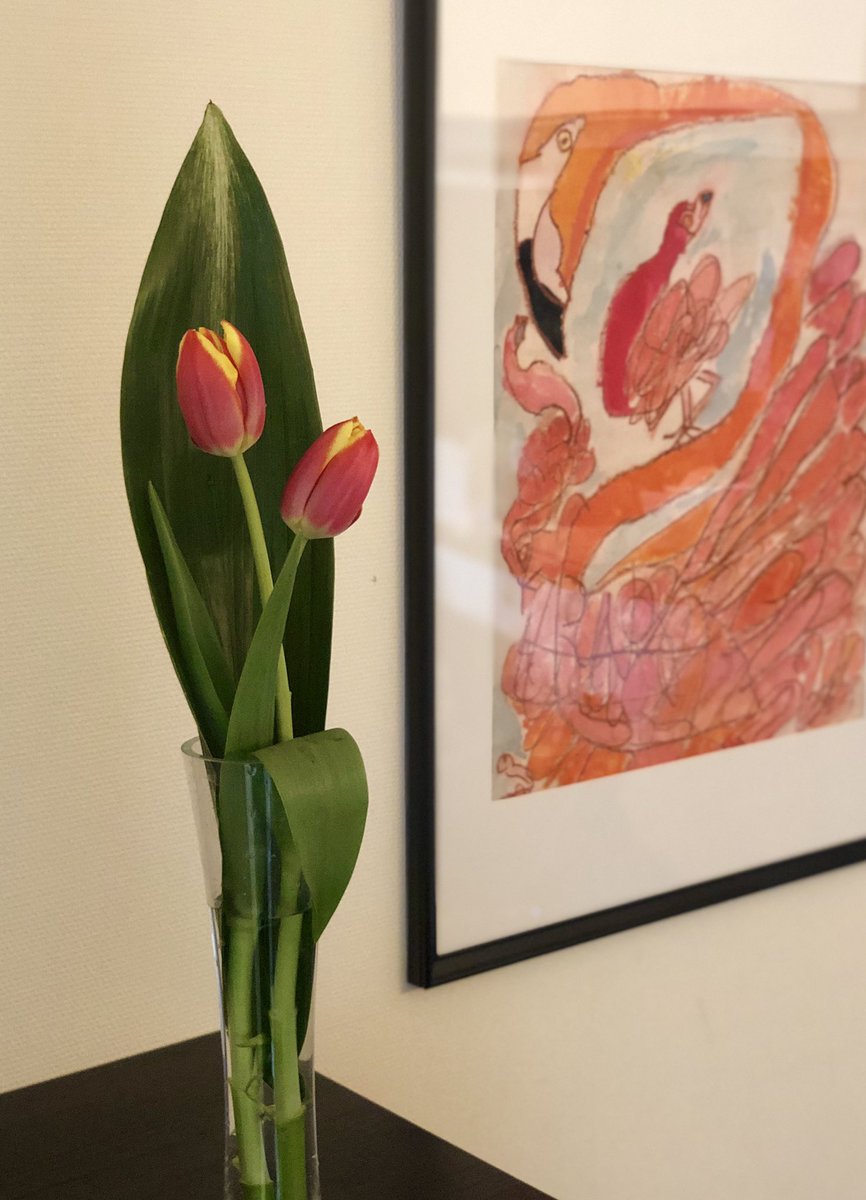 shindowitter's tweet photo. 娘の絵とチューリップ

#花 #おはな #お花のある暮らし #豊かな暮らし #flower #flowers #bloom #arrangement #art #beautiful #flowery #生け花 #生け花のある暮らし #花好きな人と繋がりたい #花のある暮らし #チューリップ https://t.co/0GKlsDQEsT