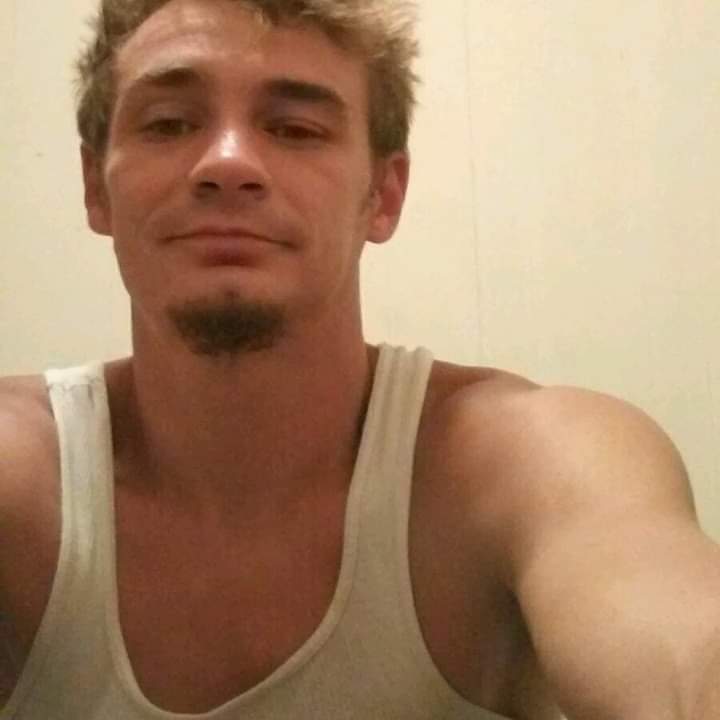 JenniferRobeso7's tweet image. My brother James farris from Sparta Tenn, I only got too meet him in person 1 time, God I would love too be standing in front of my brother again.Hes grown up now.Miss him and love him