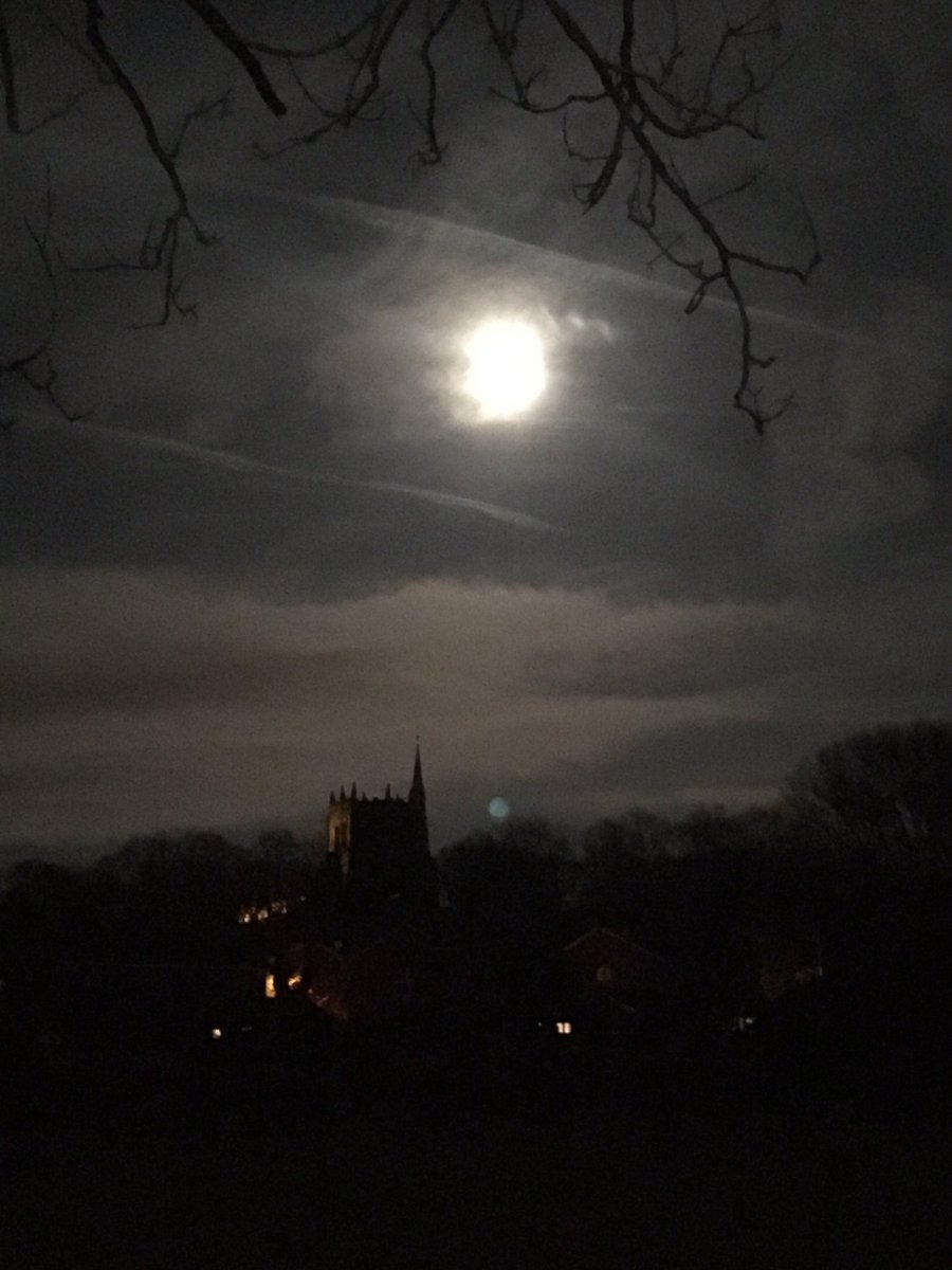Last nights moon across <a href="/OrmskirkTownCtr/">Ormskirk Town Centre</a> and <a href="/OrmskirkChurch/">Ormskirk Church</a> - a waxing gibbous at 100% illumination! #SpringEquinox