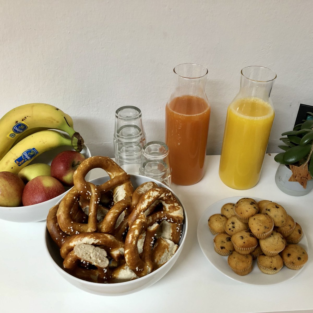 jobify_net's tweet photo. Gut gestärkt mit Obst, Brezn und Muffins starten wir heute in den Donnerstag! 😍 

#happythursday #breakfast #office #goals https://t.co/rvWALfkjIG