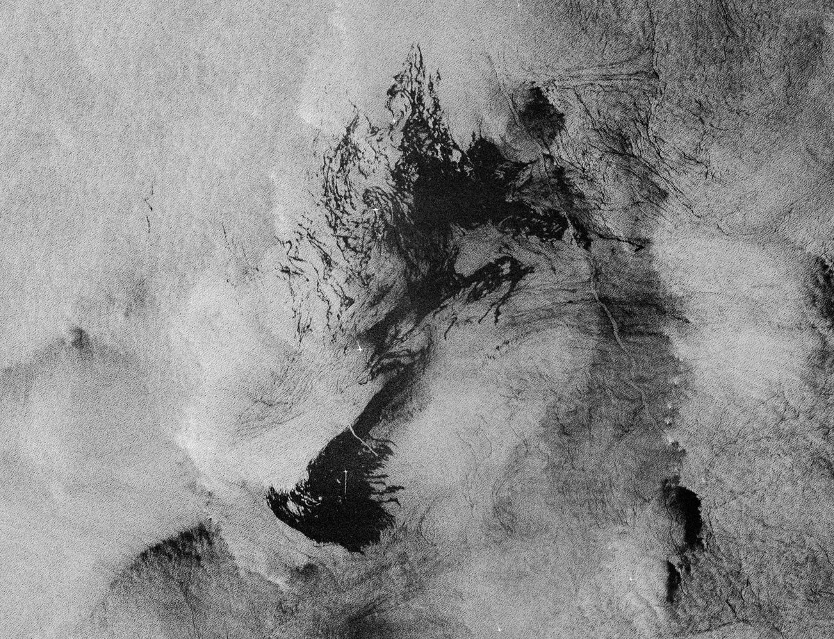 CopernicusEU's tweet image. Unfortunately this is not contemporary art, but the #GrandeAmerica oil spill in the centre of the Bay of Biscay, as seen on 19 March by the radar sensor of our #Sentinel1 🇪🇺🛰
Processing by our @ESA_EO colleagues
Also refor the the awsome work of @annamaria_84 below