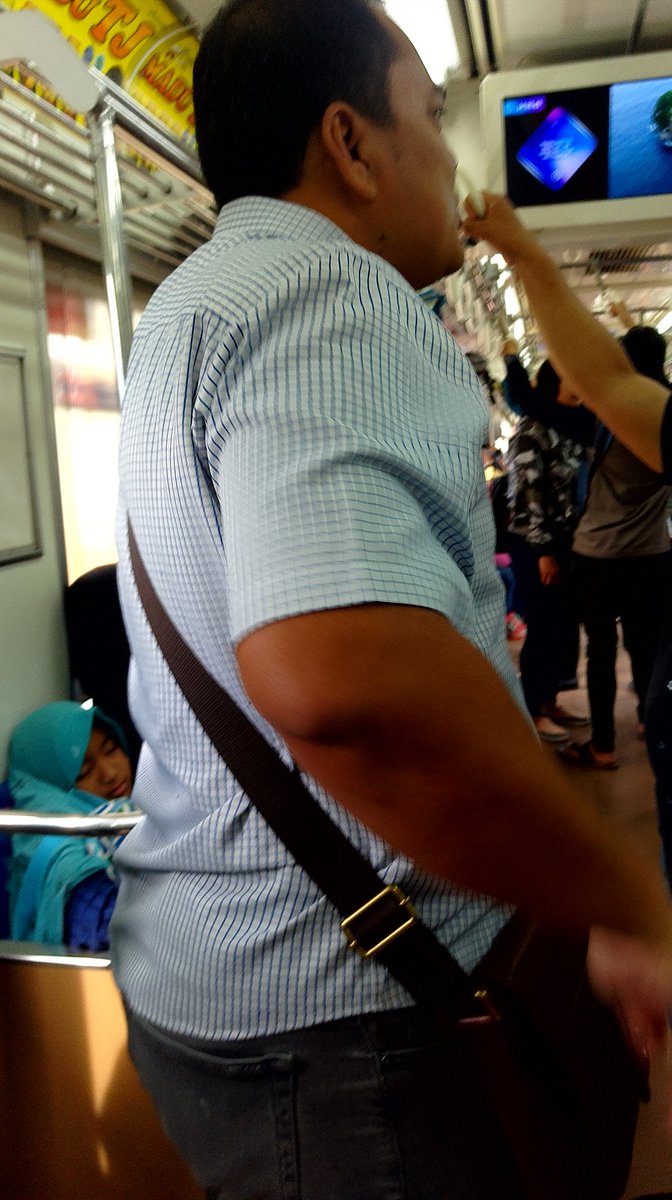 kwikhong's tweet photo. Gak sengaja ketemu sama nih Caleg di kereta.. mau nyapa takut salah orang. Mau ke mana Om? @kokokdirgantoro @TemanKokok https://t.co/E6T4v7RbaK