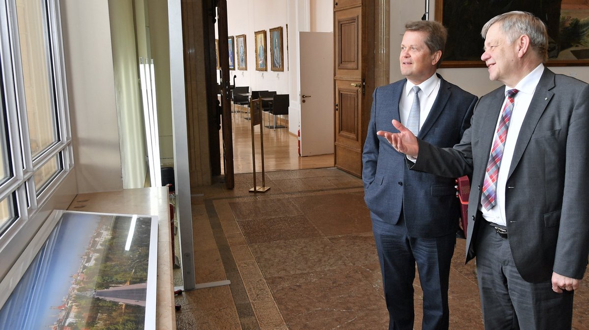 KarlFreller's tweet photo. Auf weitere enge und freundschaftliche Zusammenarbeit: Vizepräsident Freller empfing Österreichs Generalkonsul Josef #Saiger https://t.co/mw3YtduwGs